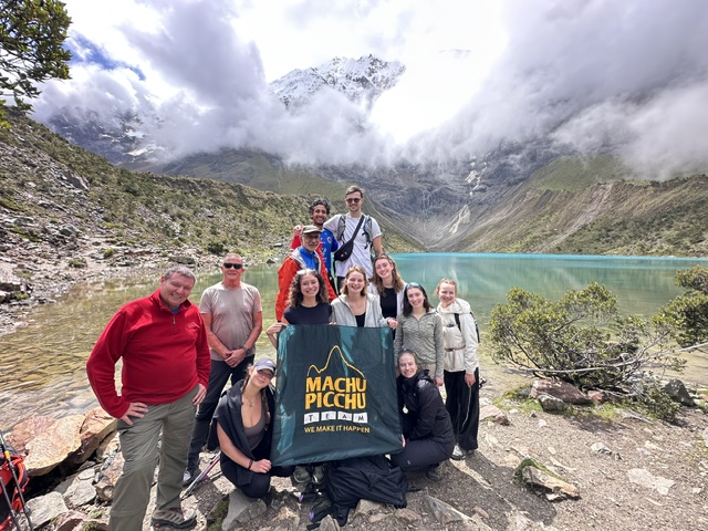 Grupo de viajeros de Machu Picchu Team en la laguna Humantay